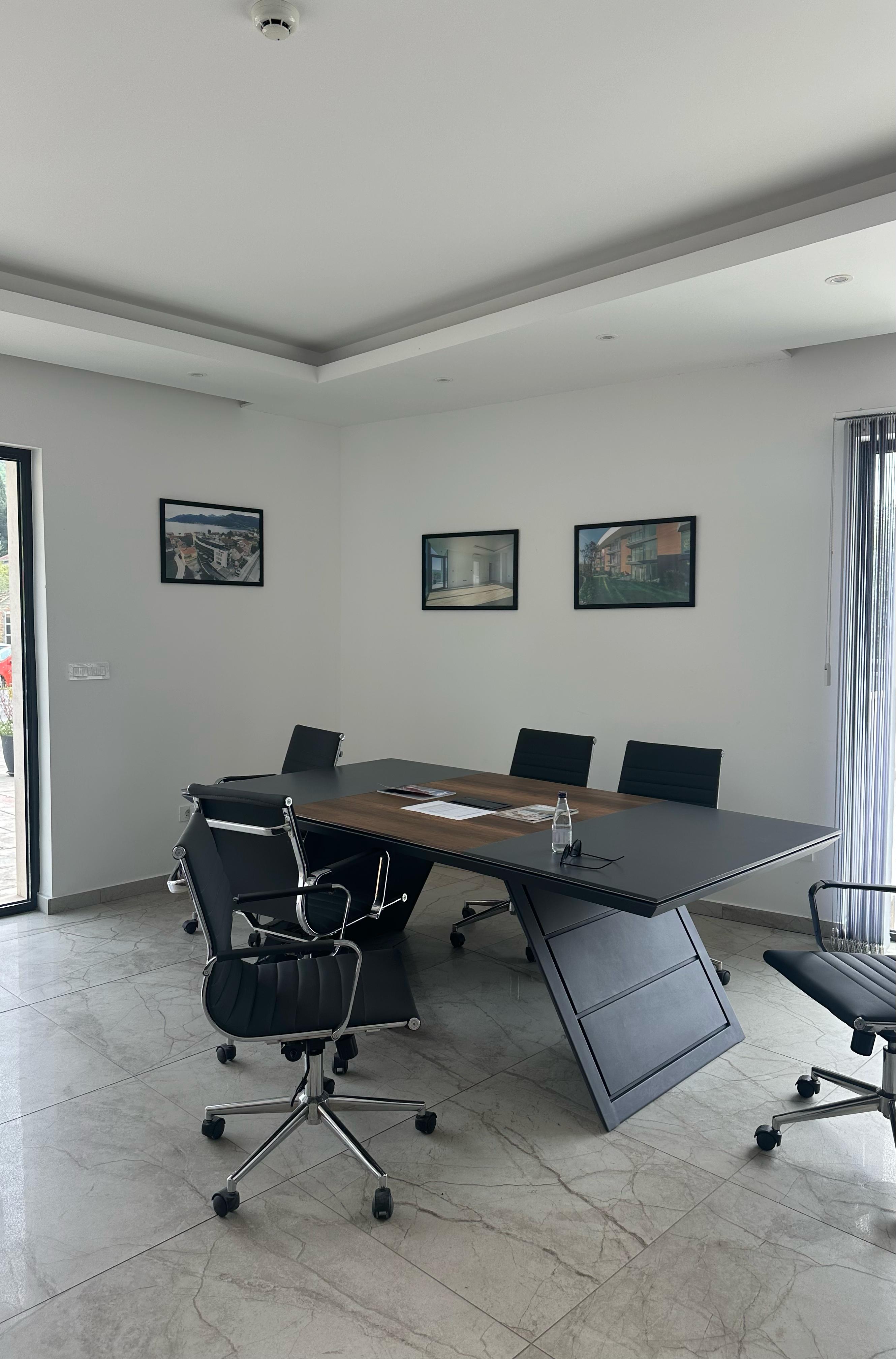 Office With Terrase