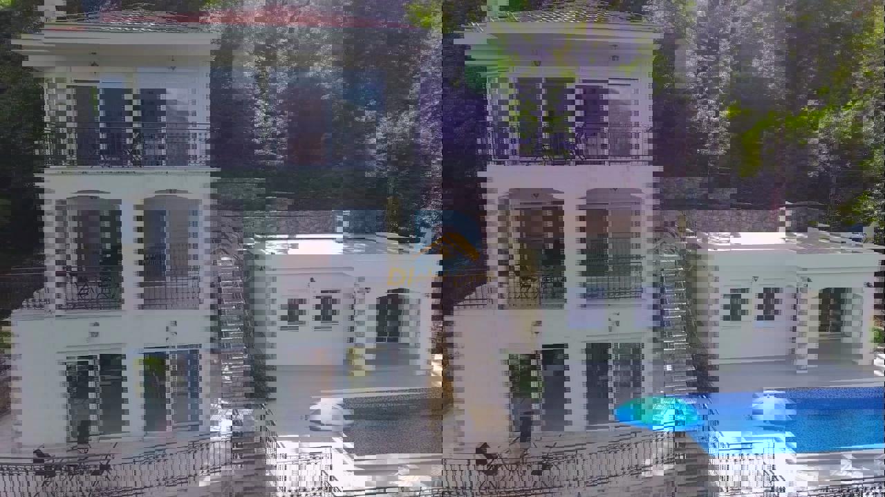 For Sale Three Bedroom Vila With Private Beach - Resim 11