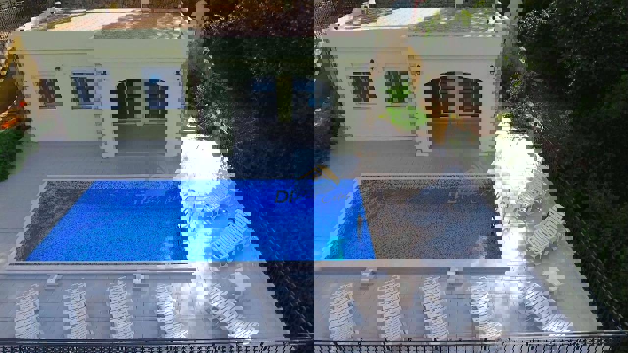 For Sale Three Bedroom Vila With Private Beach - Resim 12