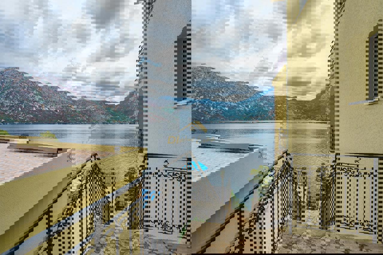 For Sale Three Bedroom Vila With Private Beach - Resim 15