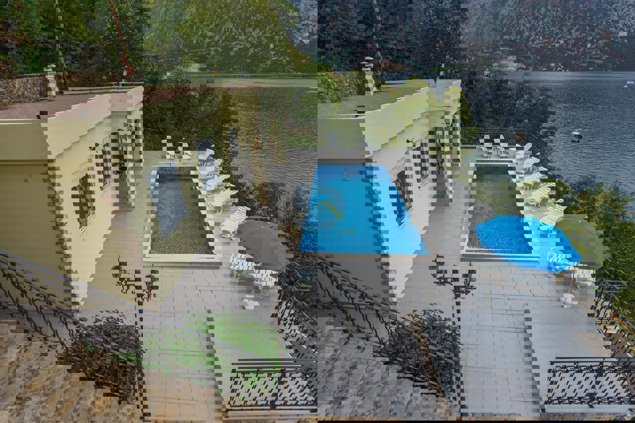 For Sale Three Bedroom Vila With Private Beach - Resim 18