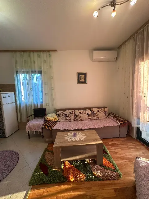 Stan sa jednom spavaćom sobom za izdavanje | Učuri, Tivat